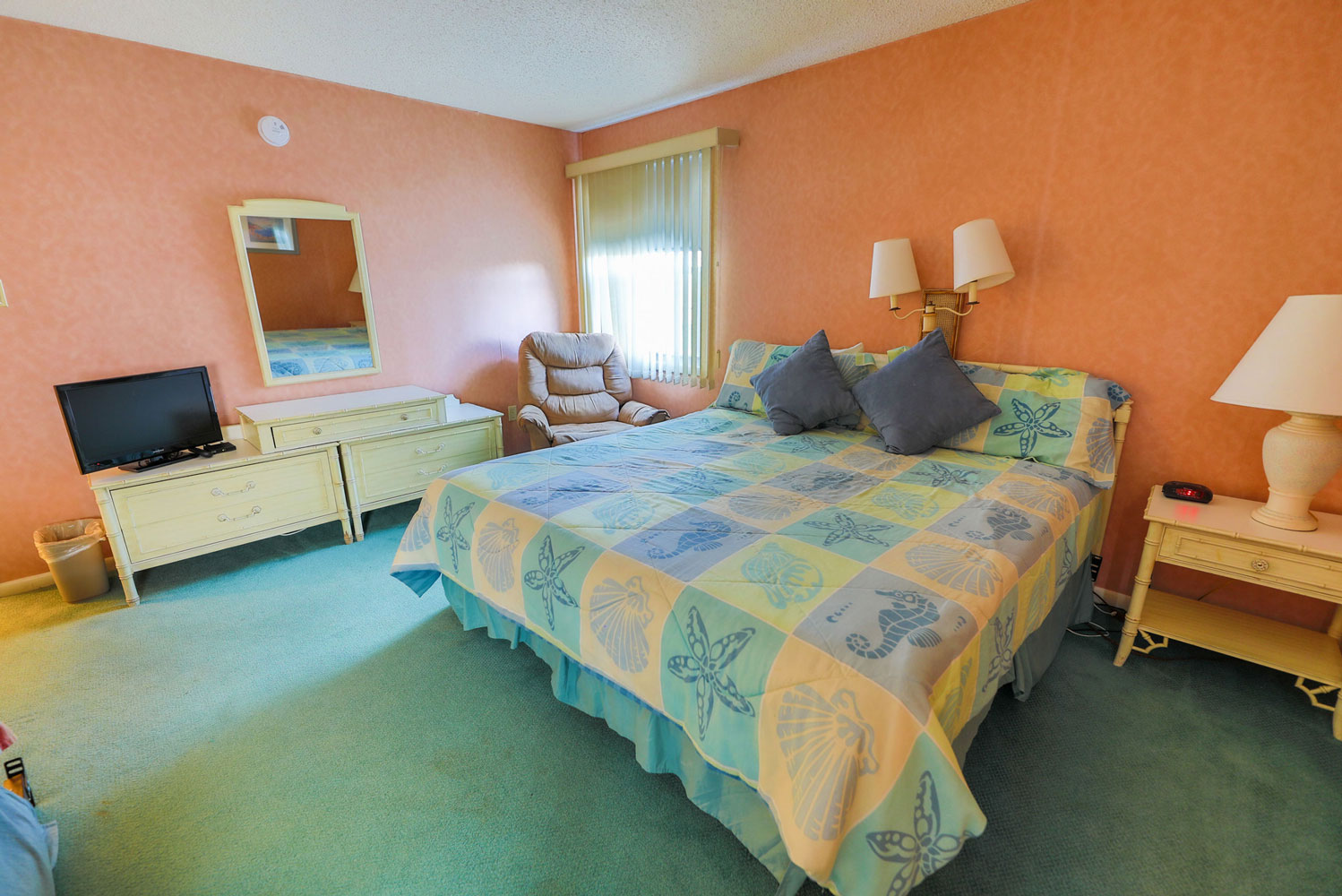 2 Bedroom / 1 Bathroom - 2 Kings & 1 Double