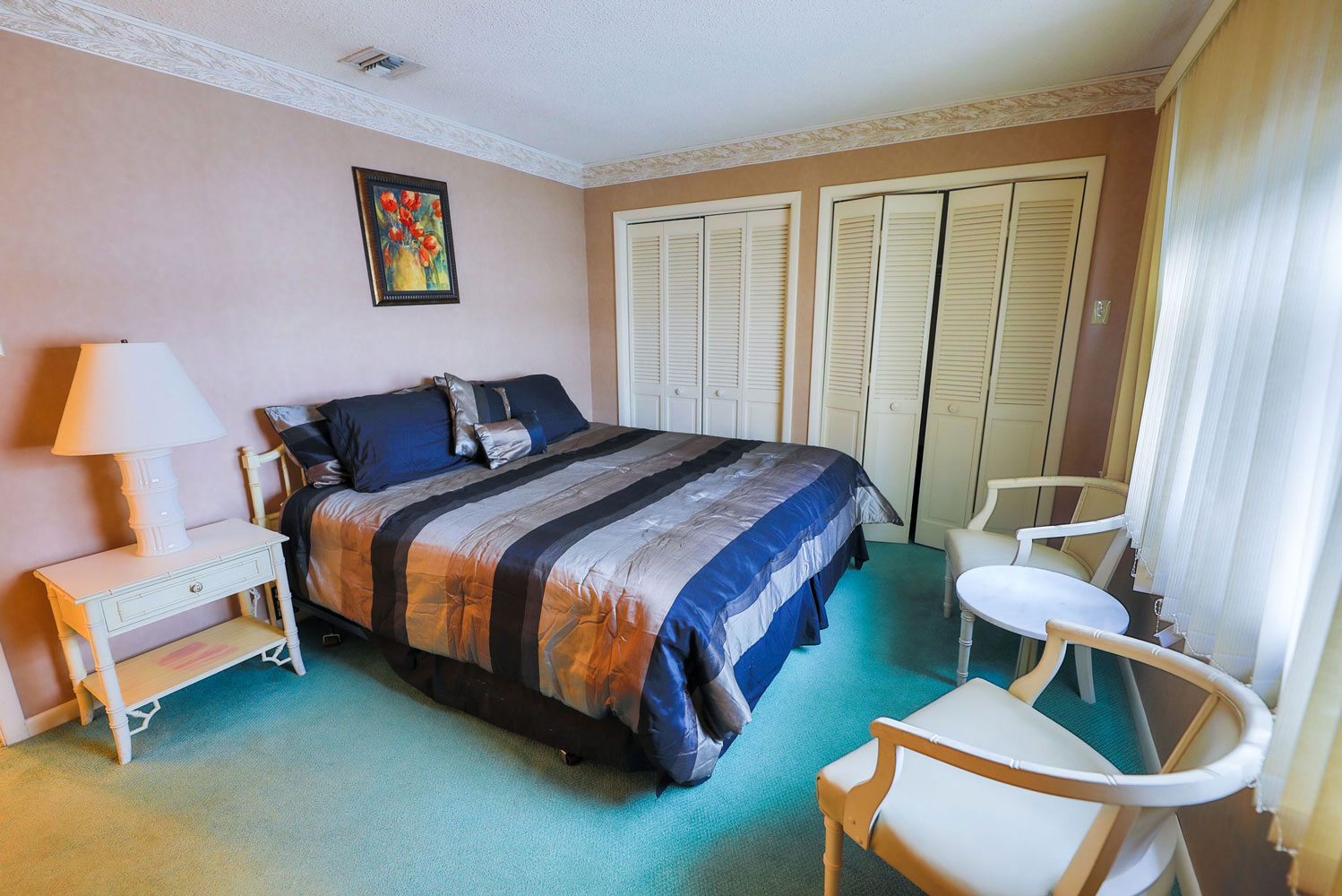 2 Bedroom / 1 Bathroom - 2 Kings & 1 Double