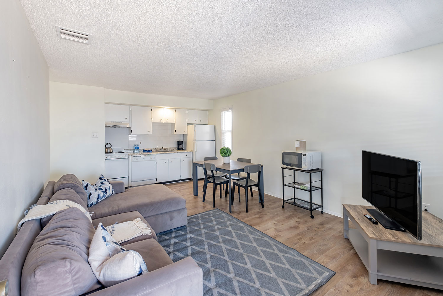 2 Bedroom / 1 Bathroom - 2 Kings & 1 Double