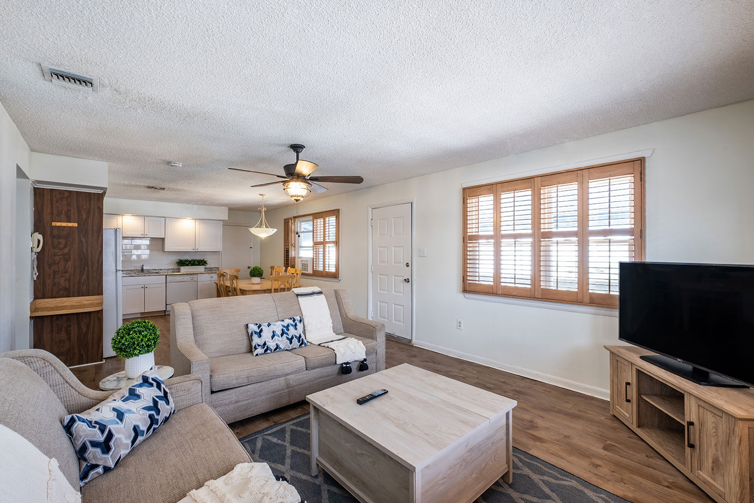 2 Bedroom / 1 Bathroom - 1 King & 2 Queens