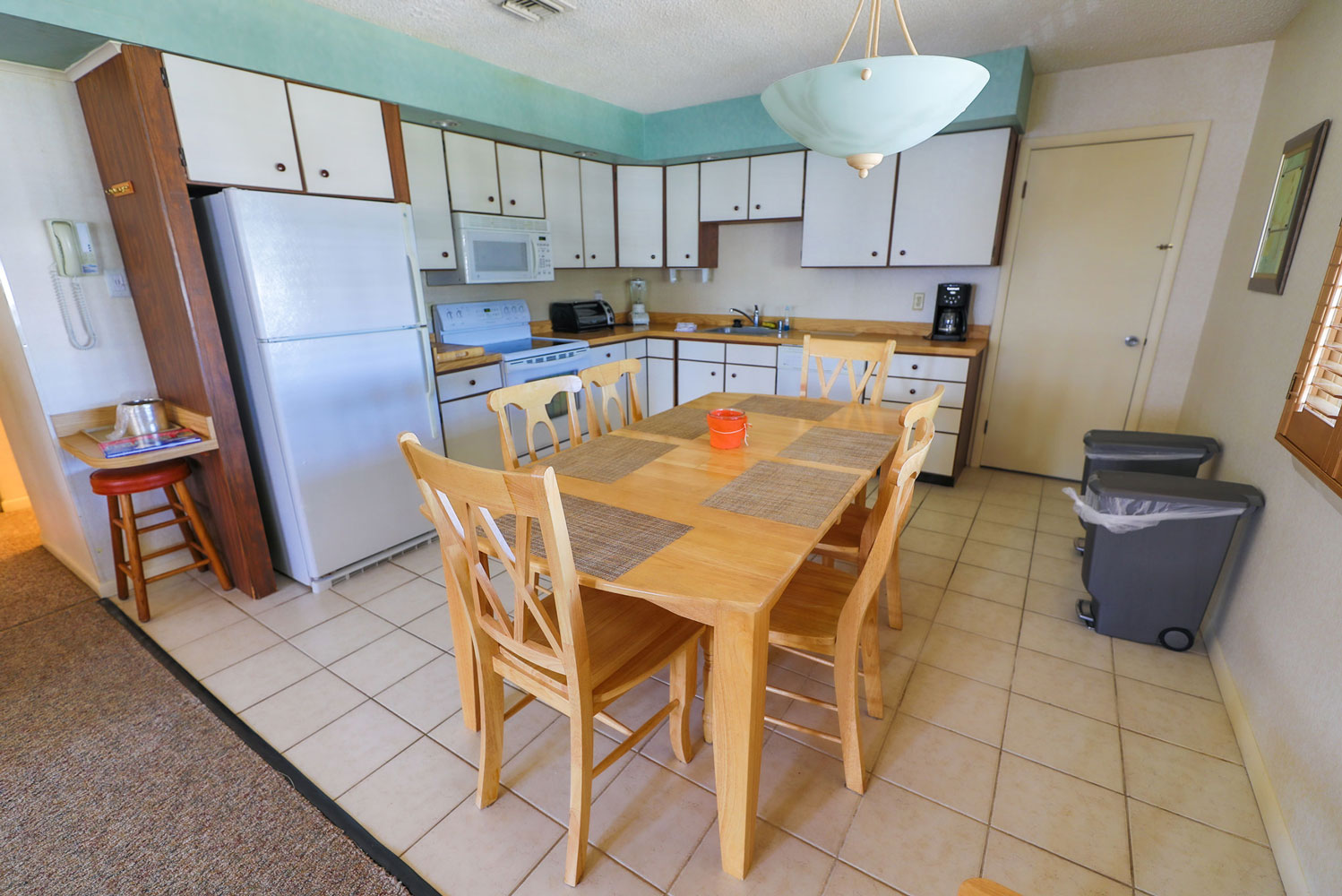 2 Bedroom / 1 Bathroom - 1 King & 2 Queens