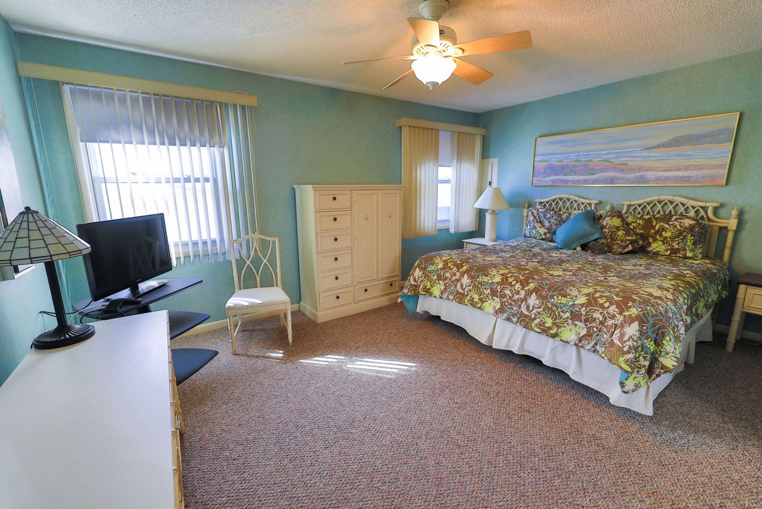 2 Bedroom / 1 Bathroom - 1 King & 2 Queens