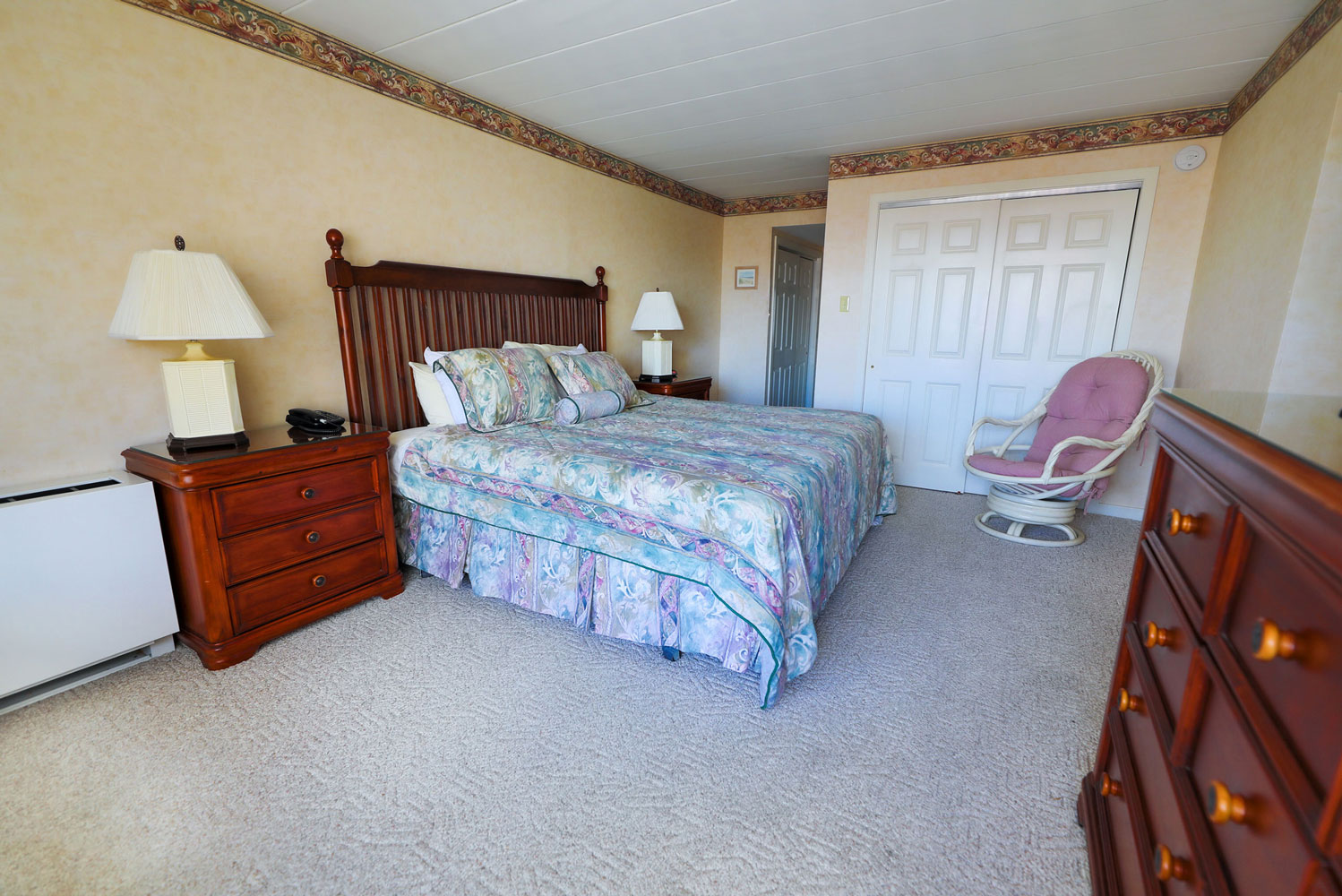2 BEDROOM / 2 BATHROOM - 1 KING AND 1 QUEEN & SLEEPER SOFA